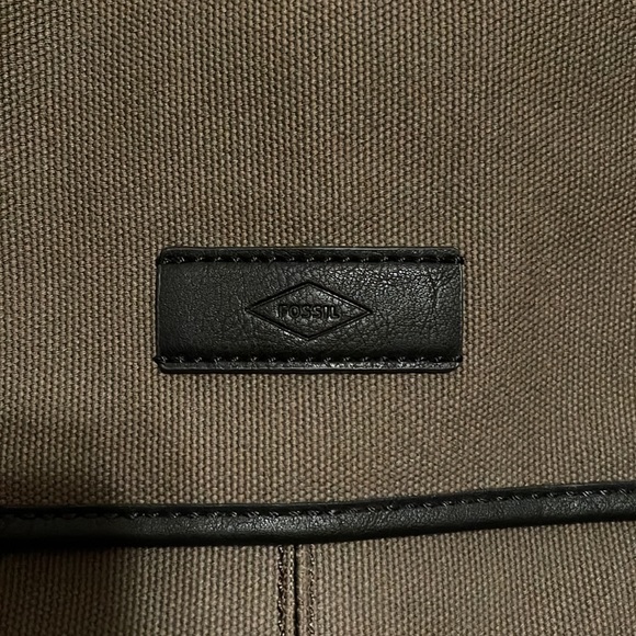 Fossil shoulder bag! Never used great for laptop - Picture 2 of 4